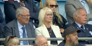 镜报：现场支持儿子达伦-弗格森，弗格森现身英甲比赛看台