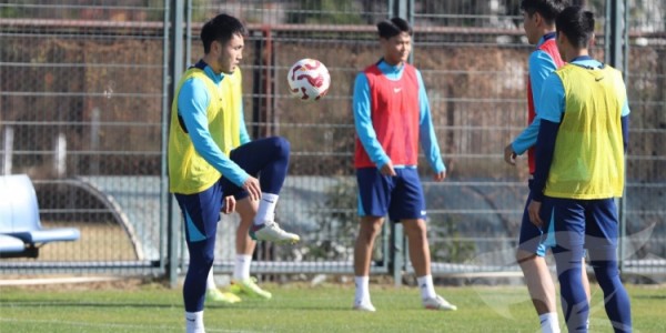 滇池湖畔，武汉三镇一线队与B队的2026赛季昆明冬训正式开练