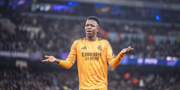 单双号限行？马卡：维尼修斯坚信未来在皇马，与姆巴佩轮流踢左路