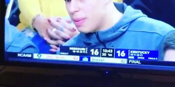 波特大学校园风采：金发女生展现青春魅力