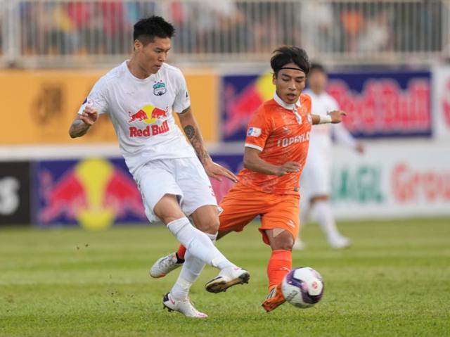 1627816690359014395.png 身高仅1.68米的黎进英(橘黄球衣者)曾因伤离开绿茵场两年多.png